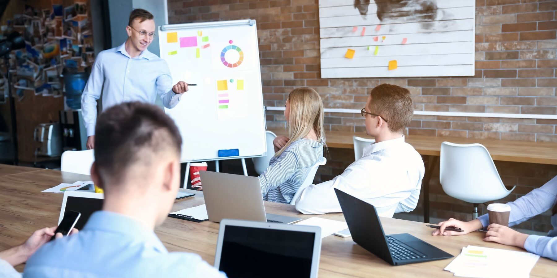 Mitarbeiterbindung durch gute Führung – Kompakttraining GmbH & Co. KG hilft in NRW und Hessen